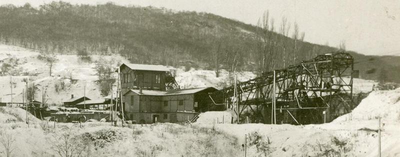 A kerületi hányó kötélpálya feladóállomása, a magas épület mögött látható a  Miklós-akna. Kép: Geiszler József gyűjteménye