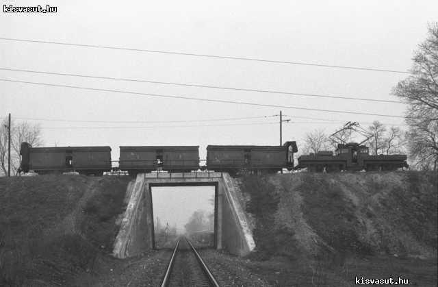 Visszatérő üres vonat a MÁV vonal felett. (1987.04)
Czifra Zoltán gyűjteménye.
