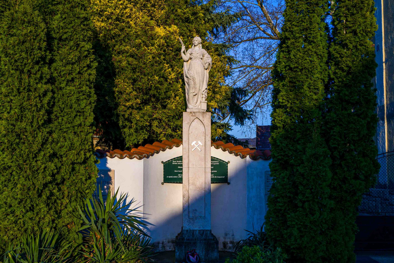 Tokod, Szent Borbála szobor és Emlékmű ( Fotó: Tokodi Önkormányzat)