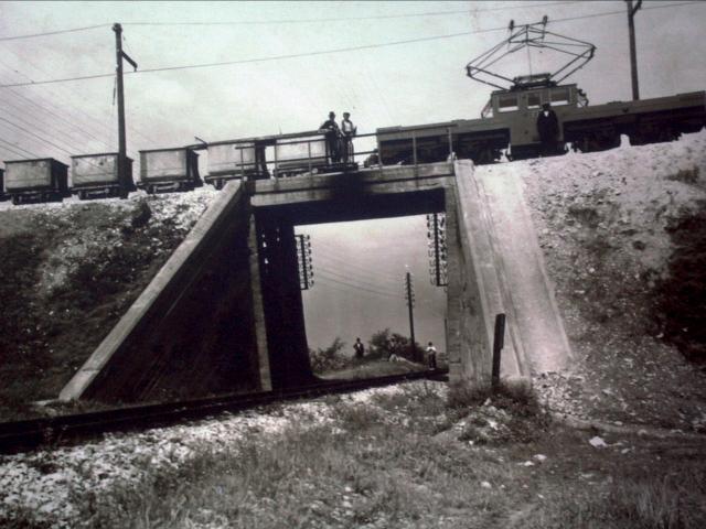 MÁV 2-es vonal feletti híd Fotó: Pick József